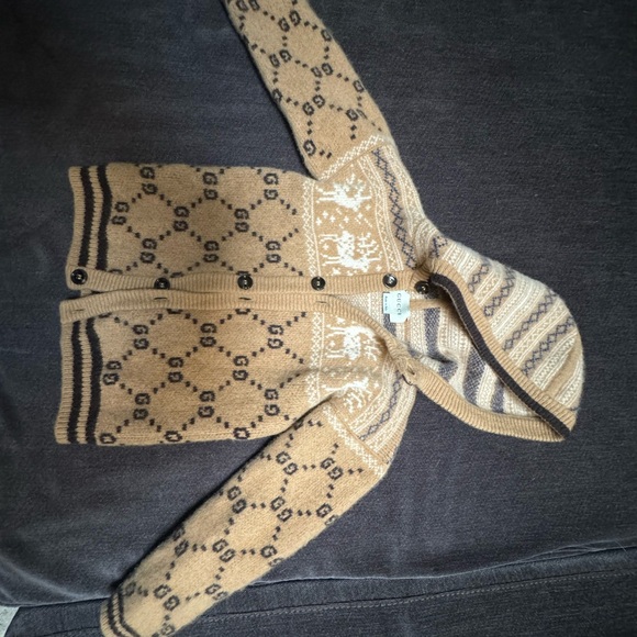 My 4yr old has out grown this holiday sweater. - Picture 2 of 5